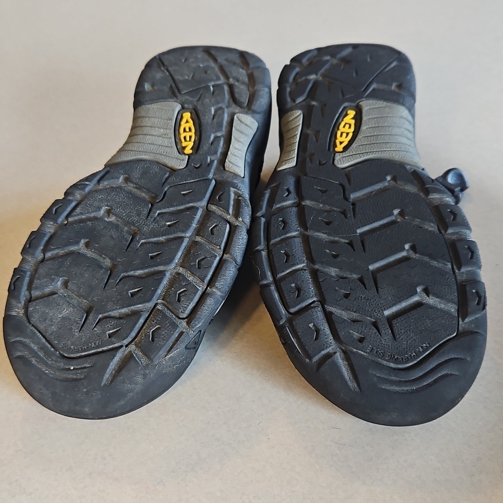 Keens Black And Grey Youth Sandals - Picture 10 of 14
